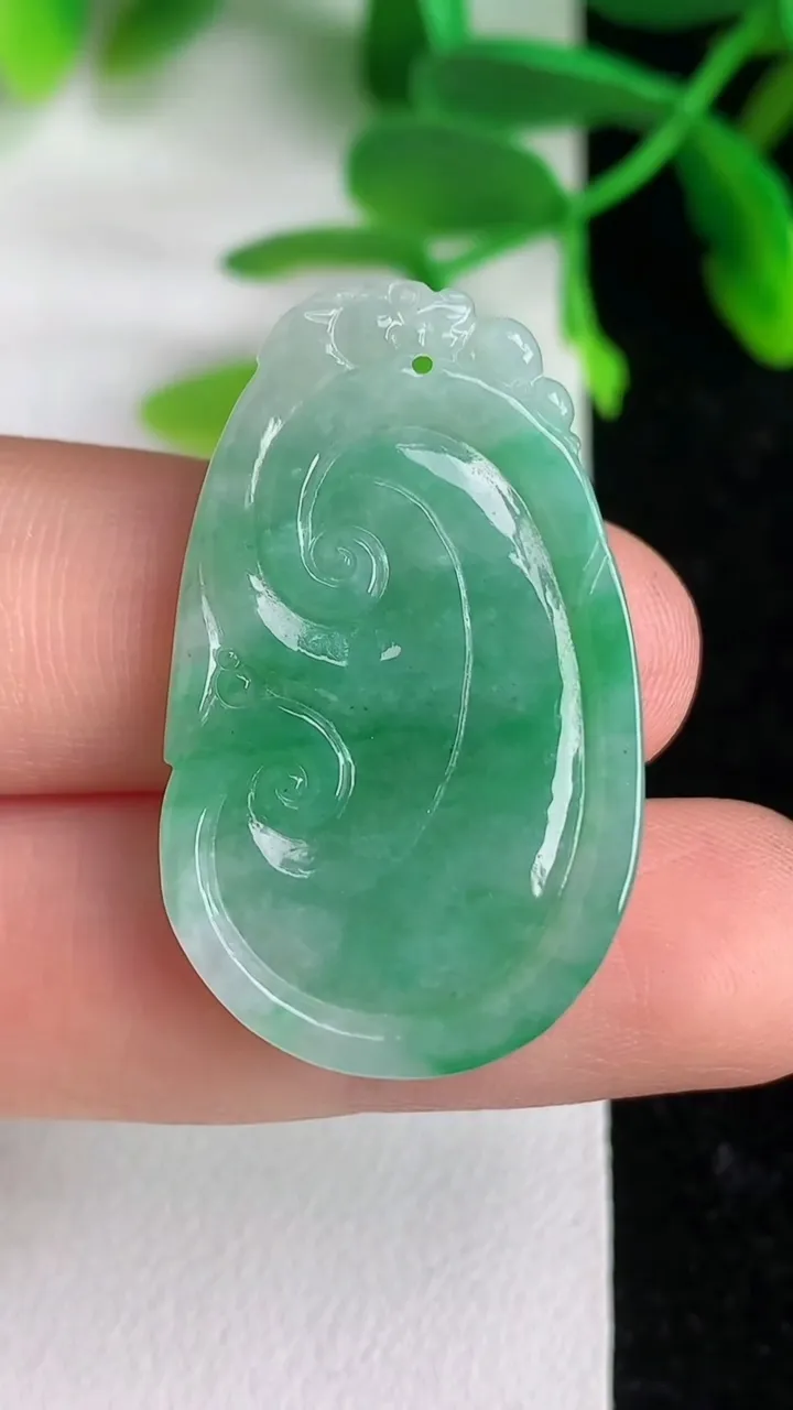 天然A货翡翠如意吊坠 ，尺寸33-20-4.7，重量:6.25g
6月8日