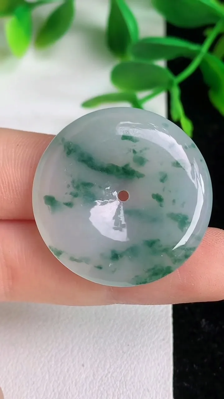 天然A货翡翠冰种飘花平安扣吊坠，尺寸30.5-4.6，重:9.20g
6月8日
