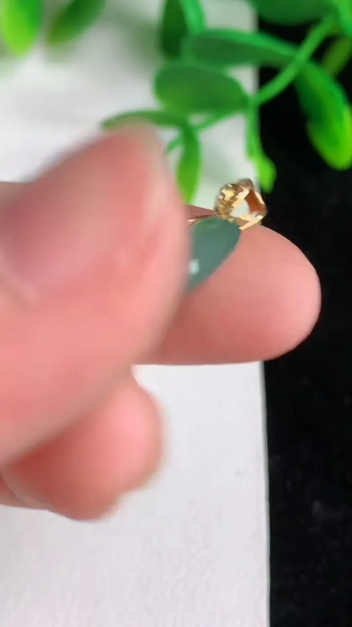 天然A货翡翠k金飘花平安环吊坠，尺寸24.3-3.5，重量:4.22g
6月8日