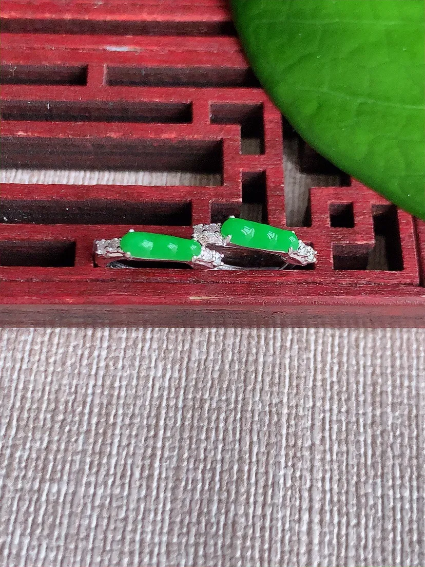 天然A货翡翠18K金镶嵌阳绿四季豆福豆平安豆耳坠 尺寸7.2×2.3mm 重量1.53g 0608