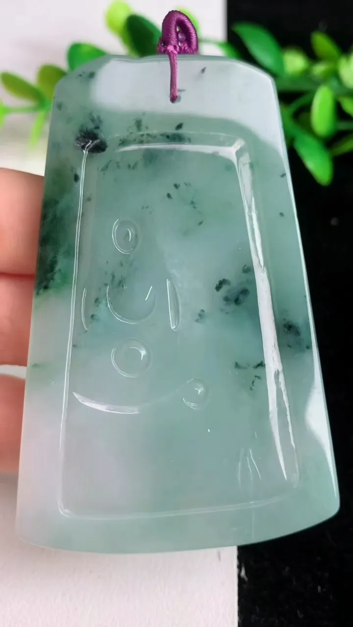 天然A货翡翠 飘花虚空藏观音菩萨吊坠，尺寸75.7-50.2-6.2，重量:50.83g
6月8日