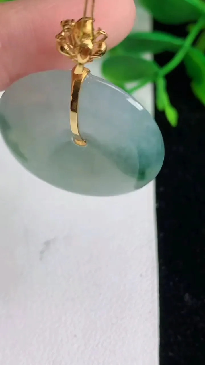 天然A货翡翠种飘花平安扣吊坠，尺寸29-6，重:10.17g
6月8日