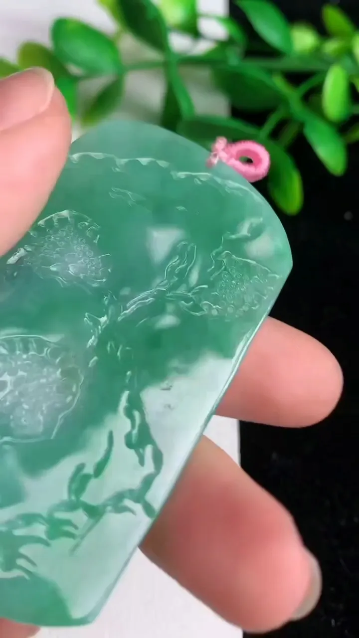 天然A货翡翠山水牌吊坠 ，尺寸63-41.3-5，重量:31.08g
6月8日