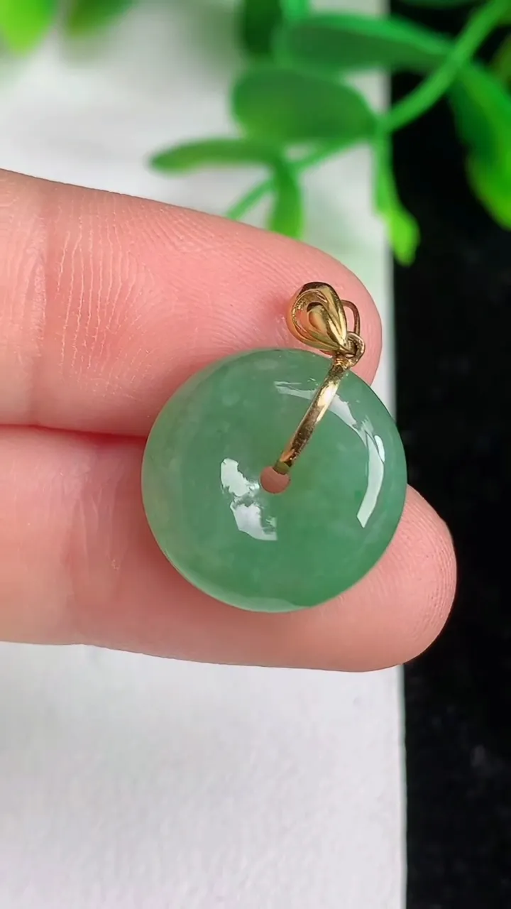 天然A货翡翠平安扣吊坠，尺寸15.5-5，重量:2.87g
6月8日