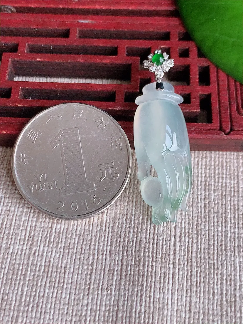 天然A货翡翠18K金扣头飘花掌上明珠吊坠尺寸37.5×29.8×11.3×6.4m量3.62g 0608