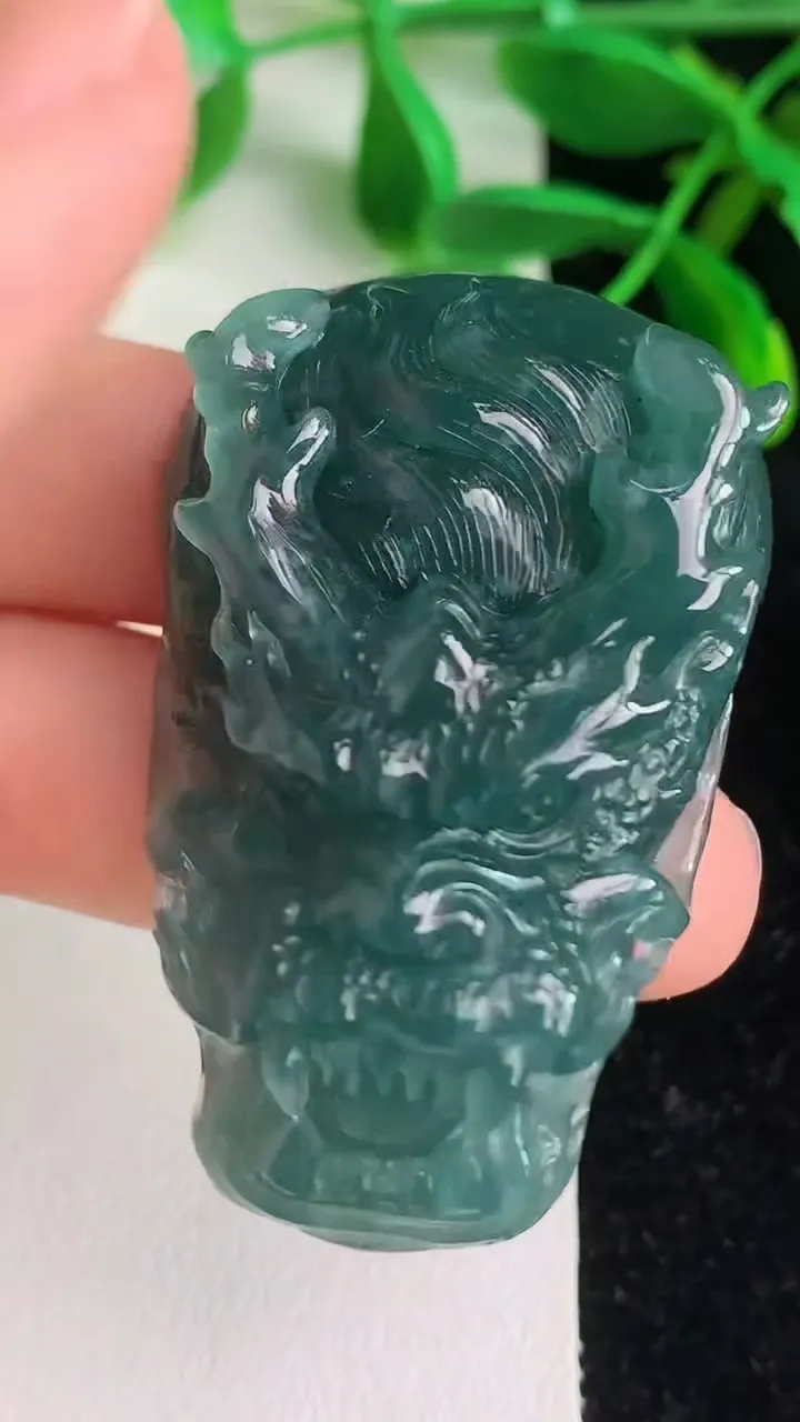 天然A货翡翠蓝水龙牌吊坠，尺寸50-32-13，重:36.73g
6月8日