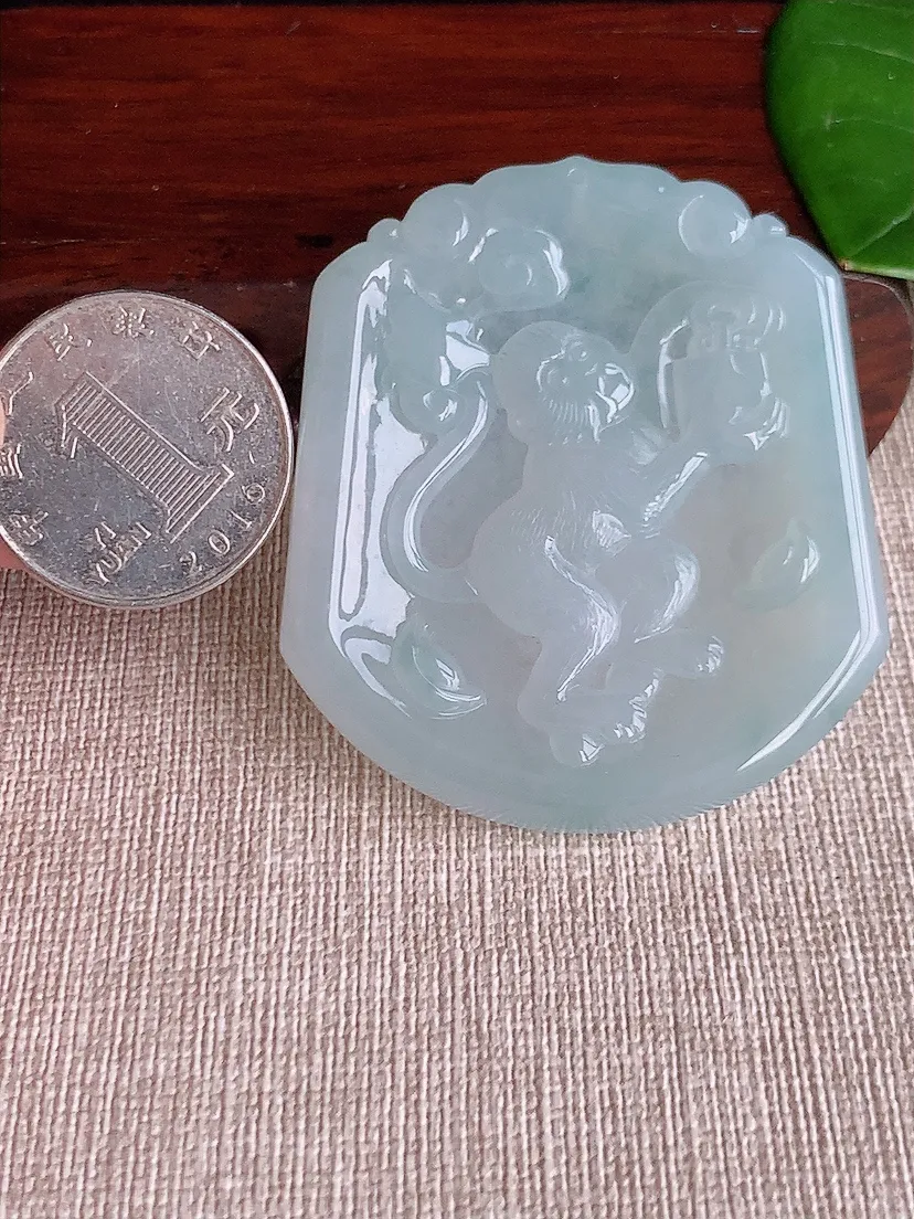 天然A货翡翠一刀切生肖猴吊坠尺寸53.5×47.2×5.5m量32.50g 0608