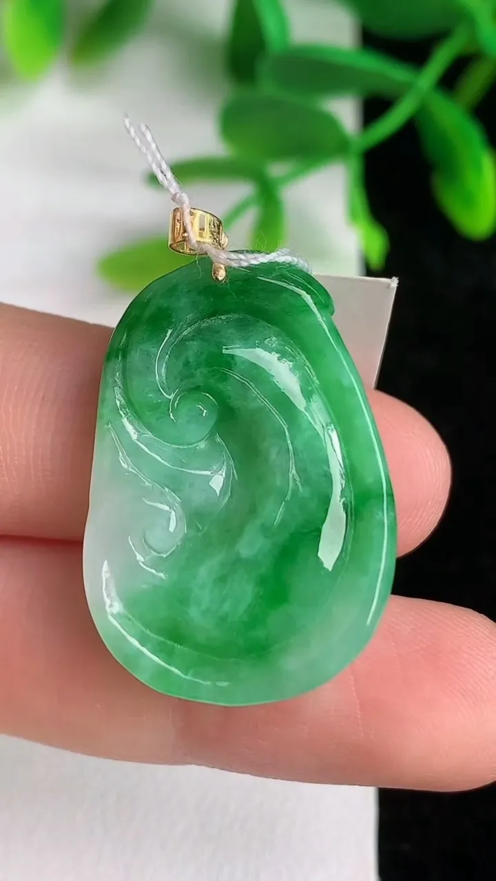 天然A货翡翠如意吊坠，尺寸28.8-19.2-6.6，重量:7.52g
6月8日