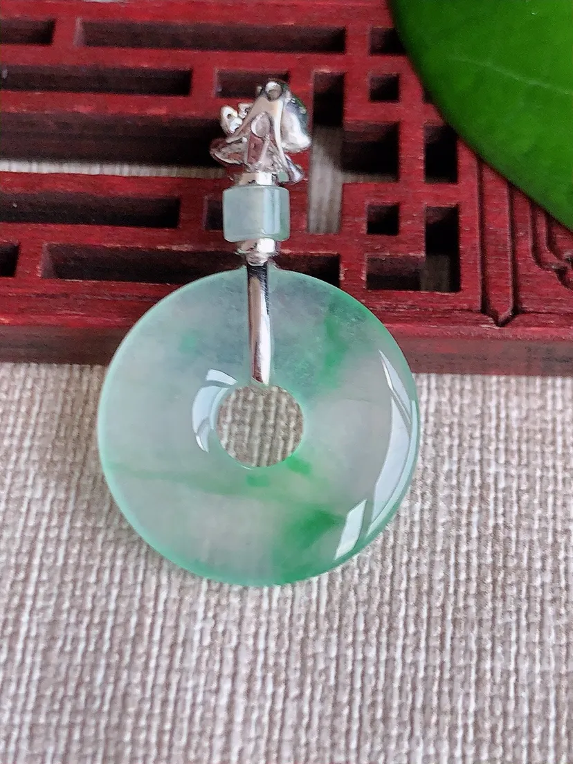 天然A货翡翠18K金伴飘绿平安环吊坠尺寸36×22×3.3m量5.00g 0606