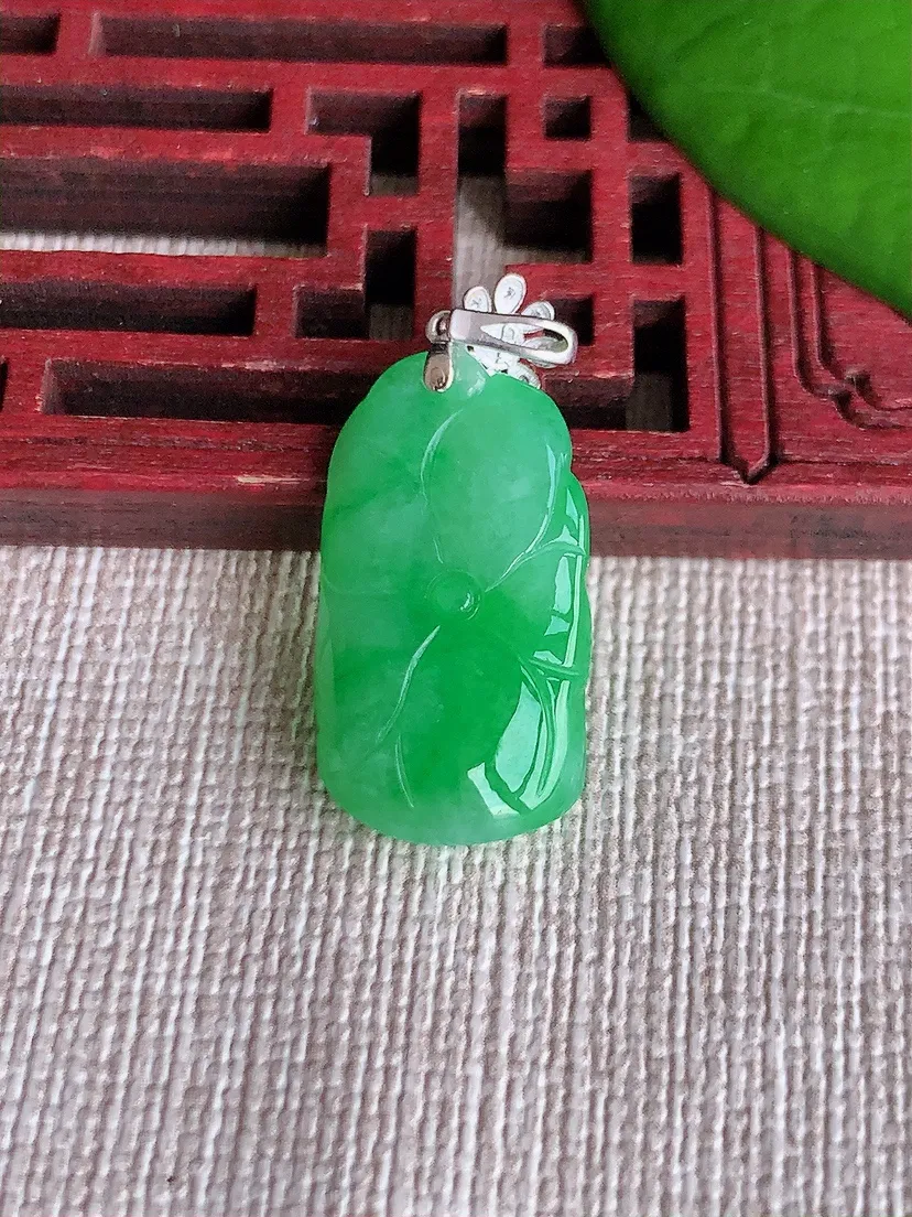 天然A货翡翠18K金扣头飘绿荷叶和和美美吊坠尺寸22×12.3×5m量2.70g 0608