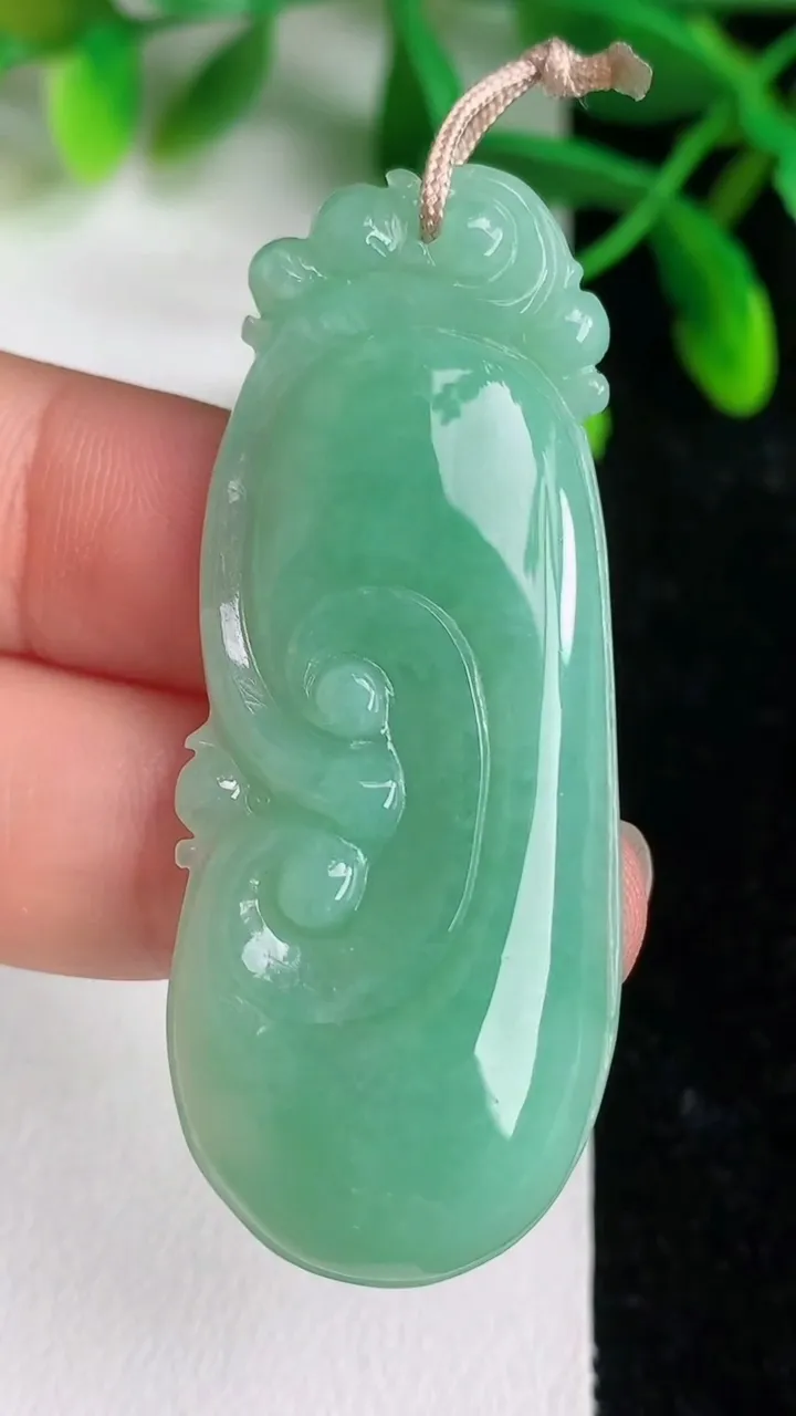 天然A货翡翠如意吊坠，尺寸32.5-21.7-5.2，重量:11.01g
6月8日