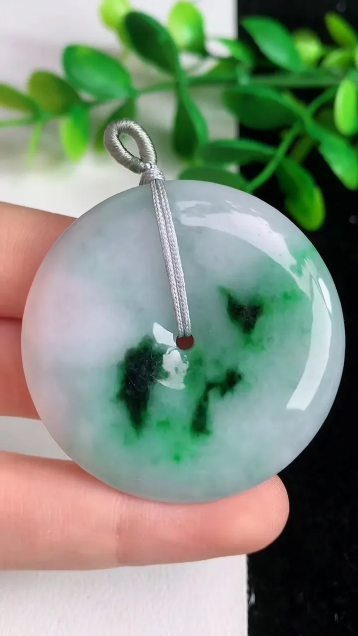 天然A货翡翠平安扣吊坠，尺寸43-6，重量:23.69g
6月8日