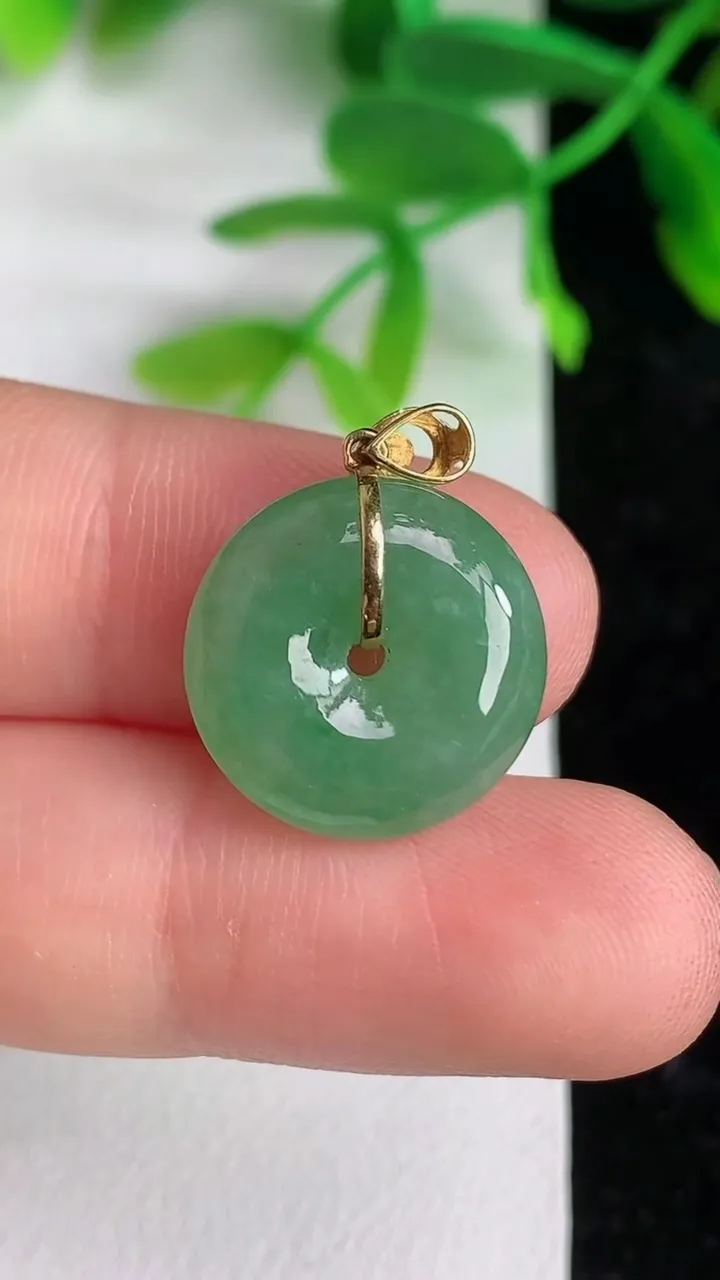 天然A货翡翠平安扣吊坠，尺寸15.5-5，重量:2.87g
6月8日
