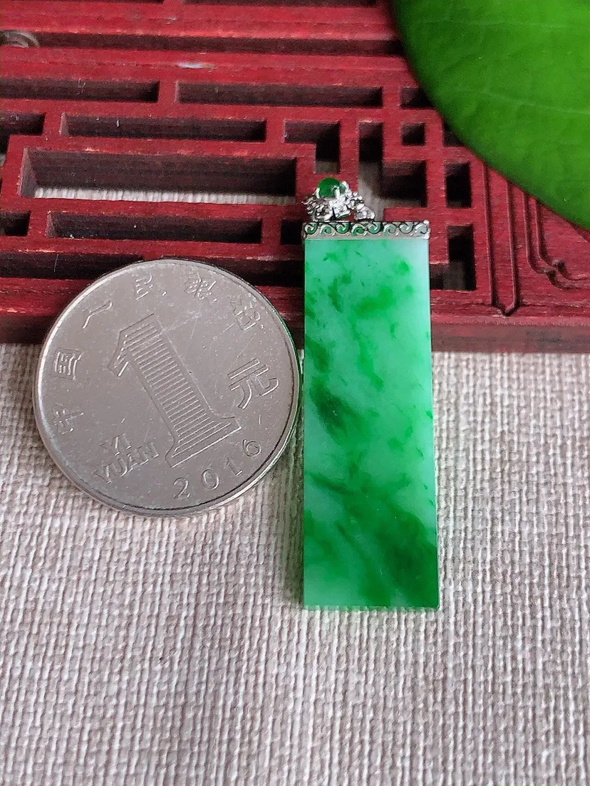 天然A货翡翠18K飘阳绿无事牌吊坠尺寸36.6×11.6×2.5m量4.28g 0608