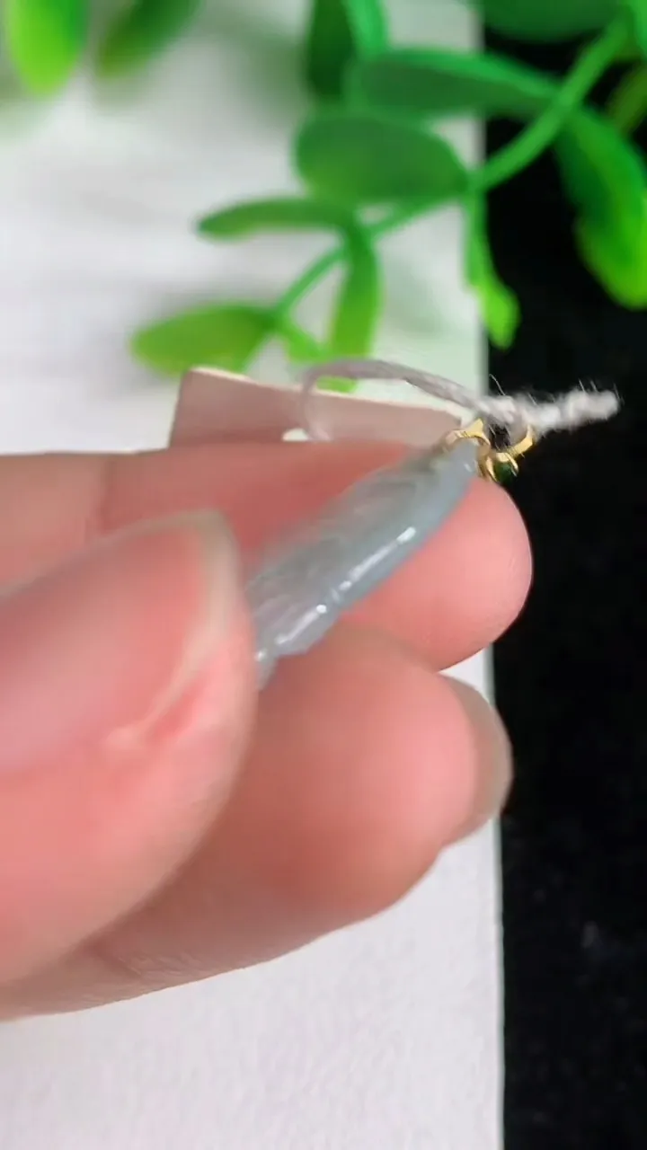天然A货翡翠飘花如意吊坠 ，尺寸26-16.3-2.6，重量:2.54g
6月8日