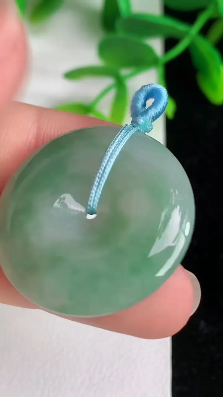 天然A货翡翠 飘花平安扣吊坠，尺寸28.8-5.5，重量:9.75g
6月8日