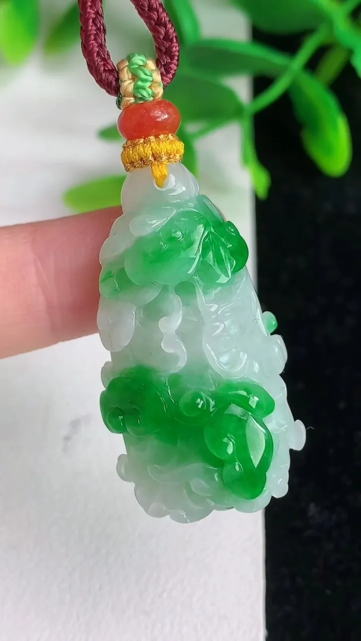 天然A货翡翠白菜吊坠 ，尺寸37.5-20.2-12.4，重量:16.38g
6月8日