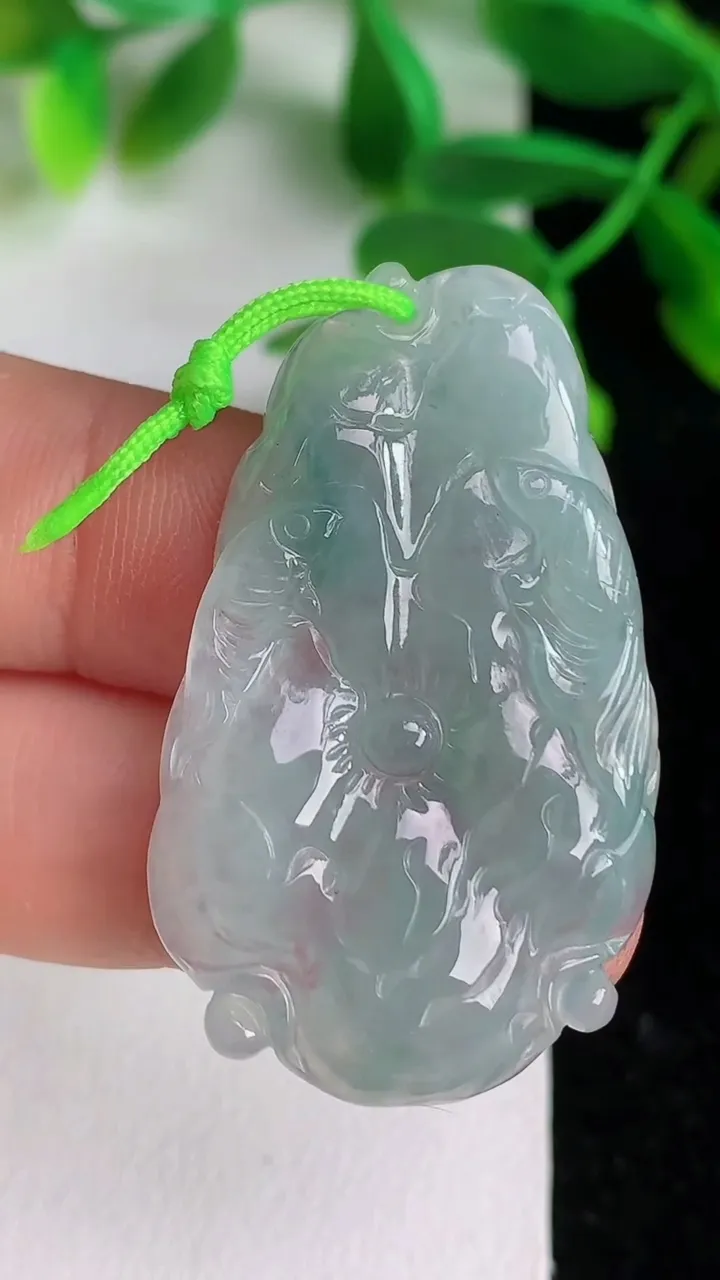 天然A货翡翠 飘花年年有余荷叶鱼吊坠，尺寸39.6-23.3-4.4，重量:7.22g
6月8日