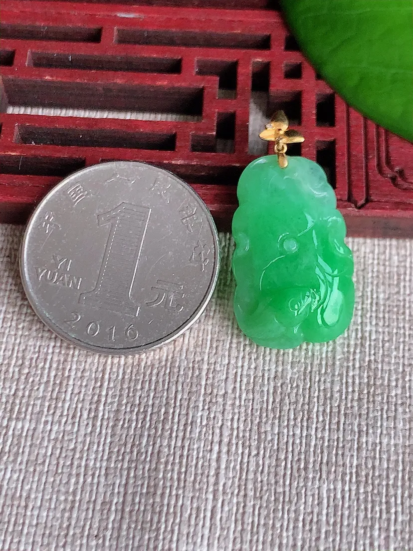 天然A货翡翠18K金扣头飘绿连年有余吊坠 尺寸23.3×15×7.5m量4.50g 0608