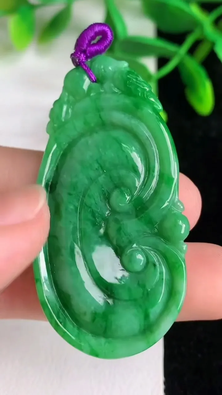 天然A货翡翠如意吊坠，尺寸49.6-25.5-6.7，重量:13.26g
6月8日