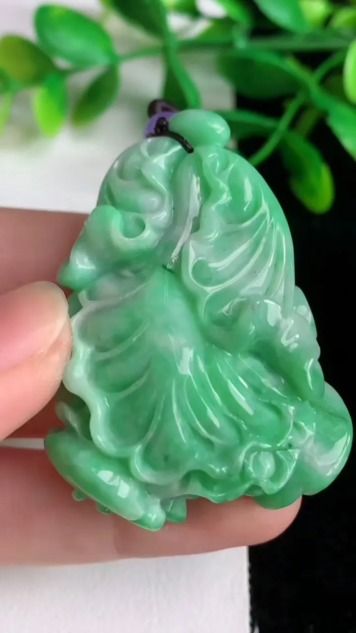 天然A货翡翠白菜吊坠，尺寸51-37-21.5，重:25.12g
6月8日