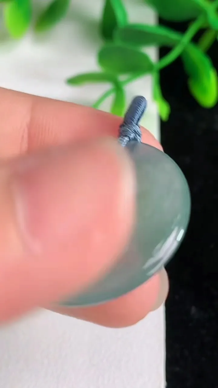 天然A货翡翠 飘花平安扣吊坠，尺寸27.8-4，重量:6.77g
6月8日