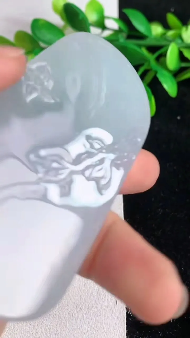 天然A货翡翠虚空藏观音菩萨吊坠 ，尺寸71-41-6，重量:41.44g
6月8日