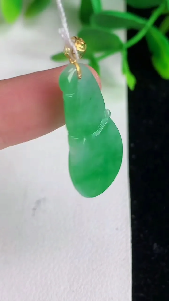 天然A货翡翠葫芦吊坠 ，尺寸31-14-5，重量:4.00g
6月8日