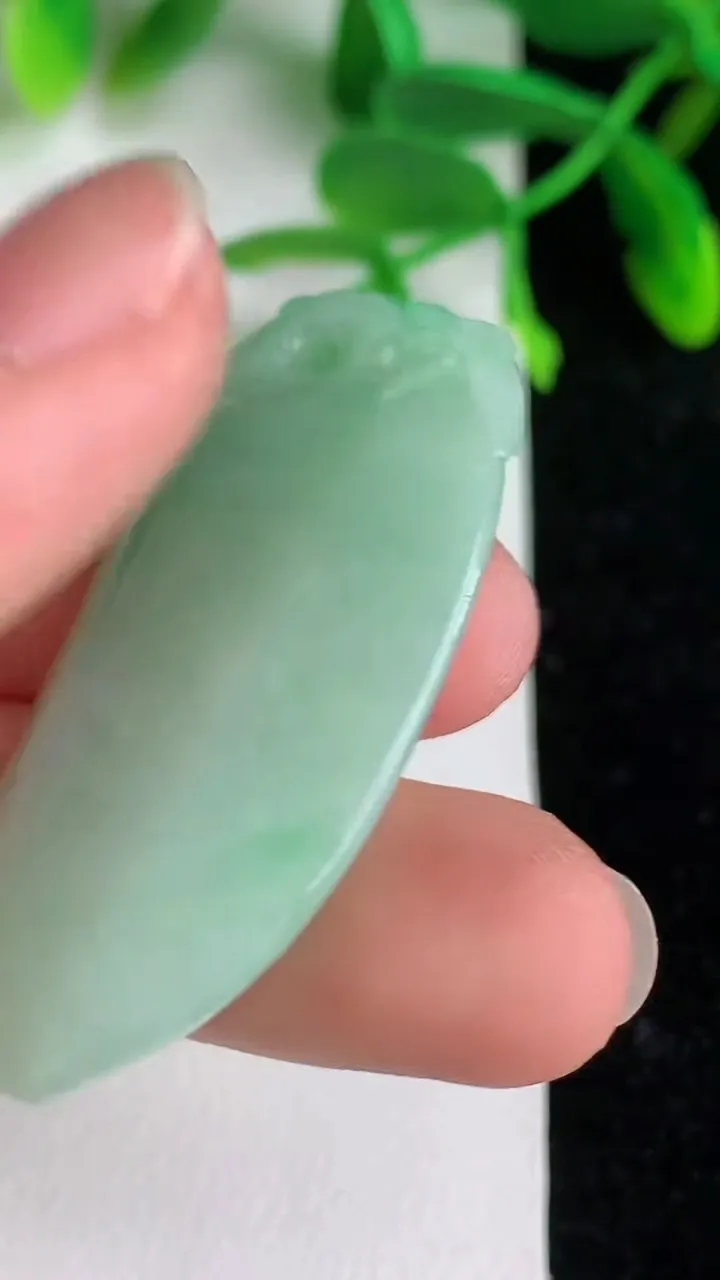 天然A货翡翠福瓜吊坠 ，尺寸44.2-22.6-9，重量:15.98g
6月8日