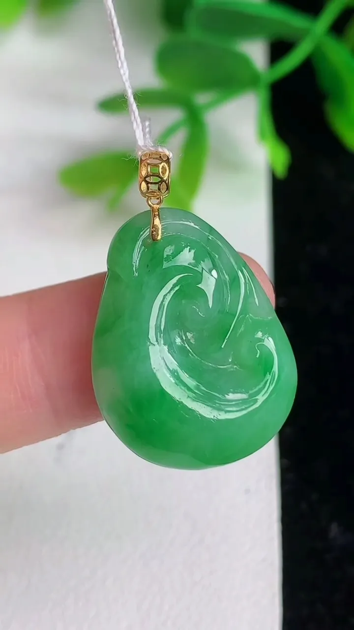 天然A货翡翠如意吊坠，尺寸22.8-17.2-4.6，重量:3.51g
6月8日