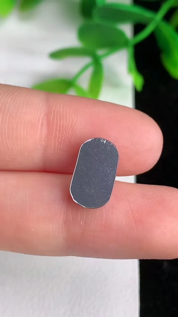 天然A货翡翠蛋面镶嵌件一对 ，尺寸7-5.6，重量:0.38g
6月8日