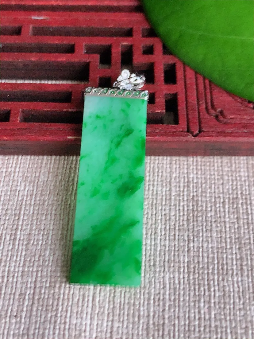 天然A货翡翠18K飘阳绿无事牌吊坠尺寸36.6×11.6×2.5m量4.28g 0608