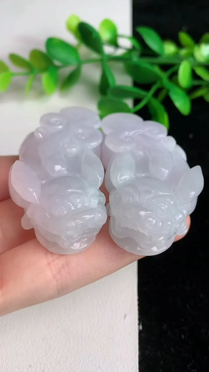 天然A货翡翠貔貅吊坠一对 ，尺寸52.5-26.5-13.4，重量:80.90g
6月8日
