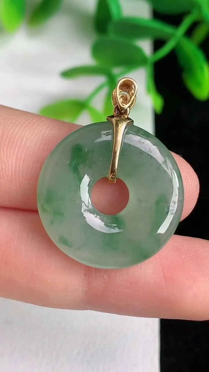 天然A货翡翠k金飘花平安环吊坠，尺寸24.3-3.5，重量:4.22g
6月8日