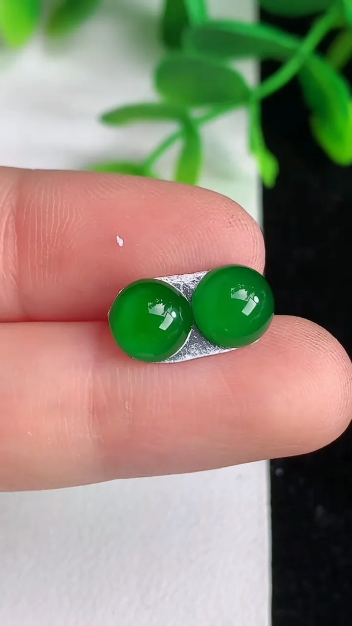 天然A货翡翠蛋面镶嵌件一对，尺寸7.4，重量:0.64g
6月8日