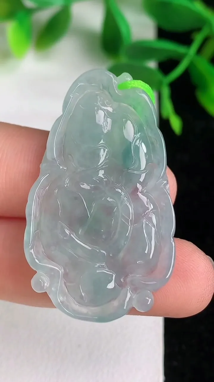 天然A货翡翠 飘花年年有余荷叶鱼吊坠，尺寸39.6-23.3-4.4，重量:7.22g
6月8日