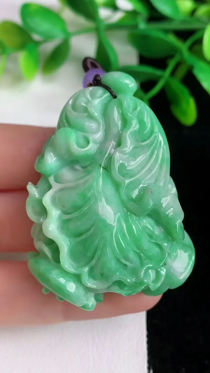 天然A货翡翠白菜吊坠，尺寸51-37-21.5，重:25.12g
6月8日