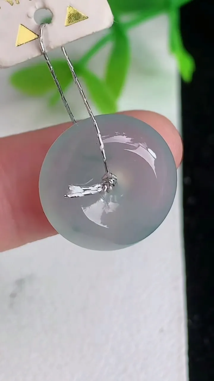 天然A货翡翠飘花平安扣吊坠，尺寸15.7-5.8，重量:3.04g
6月8日