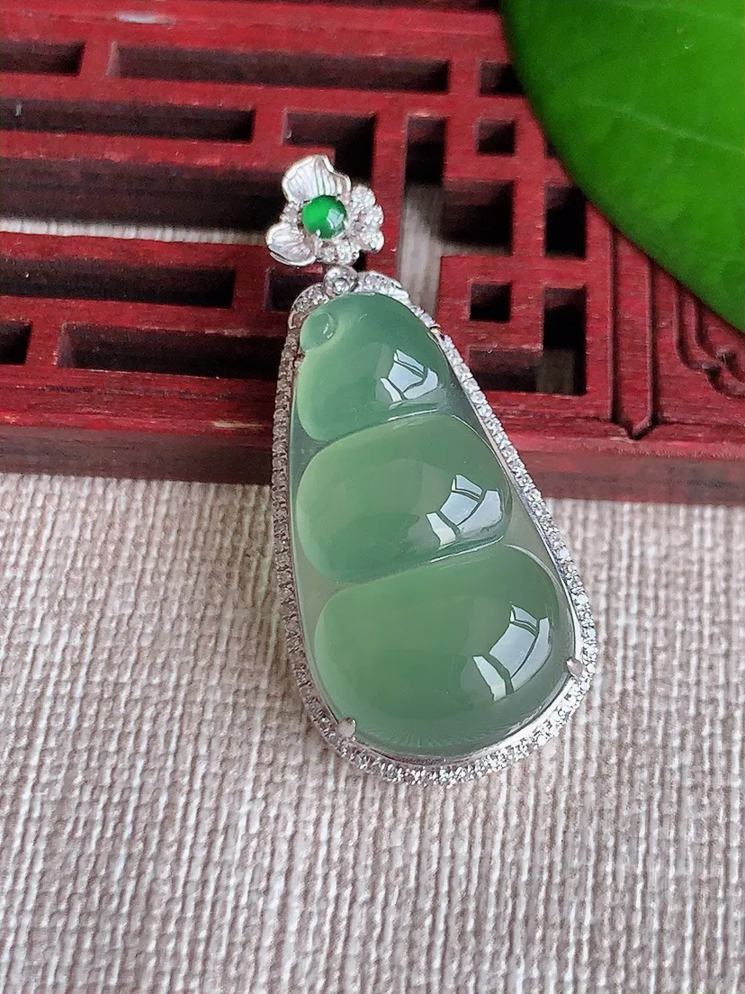 天然A货翡翠18K金伴芙蓉绿四季豆福豆平安豆吊坠尺寸35.6×16×8.5裸石25.3×13.6m量5.62g 0606