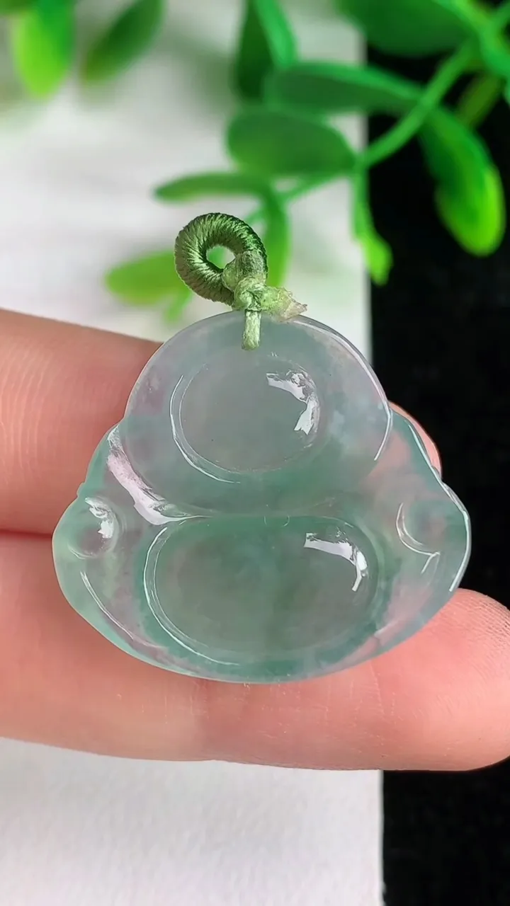 天然A货翡翠 飘花佛公吊坠，尺寸24.6-27.6-5.5，重量:5.56g
6月8日