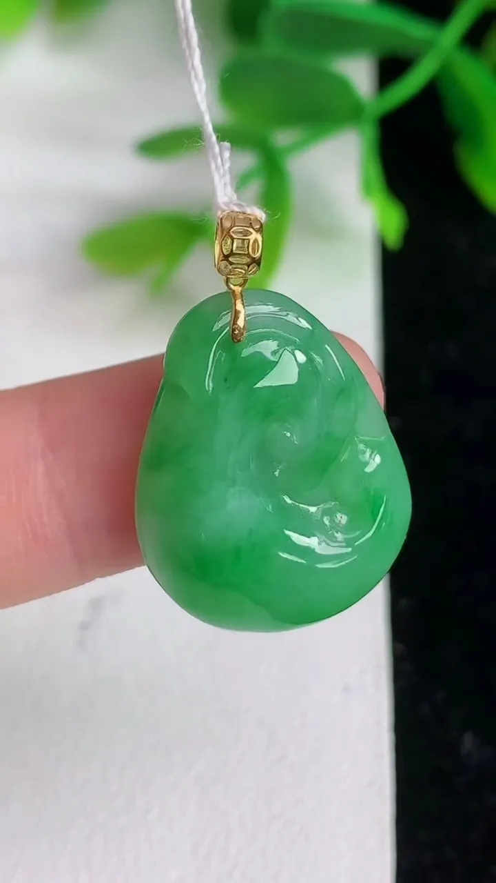 天然A货翡翠如意吊坠，尺寸22.8-17.2-4.6，重量:3.51g
6月8日