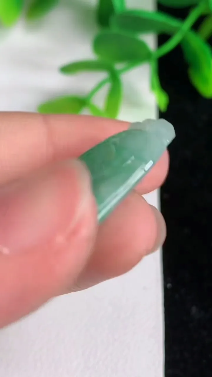 天然A货翡翠如意吊坠 ，尺寸33-20-4.7，重量:6.25g
6月8日