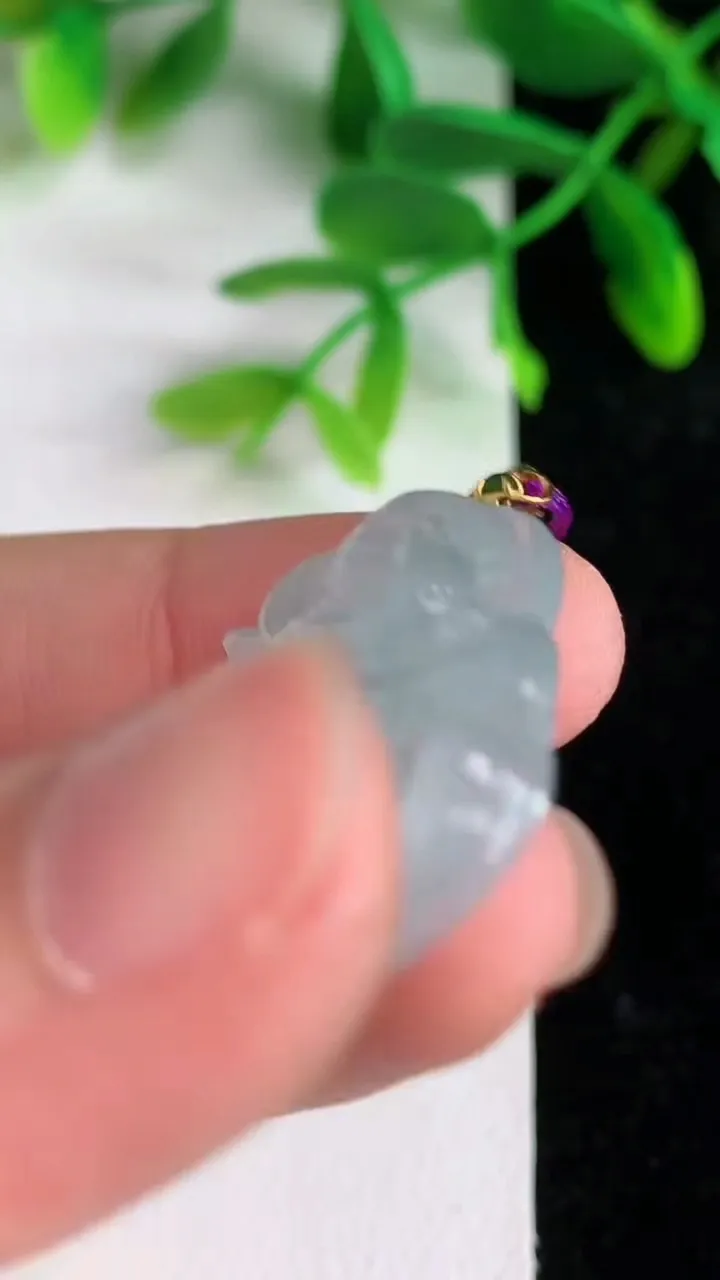 天然A货翡翠k金飘花佛公吊坠，尺寸27.7-30.8-5.6，重量:7.44g
6月8日