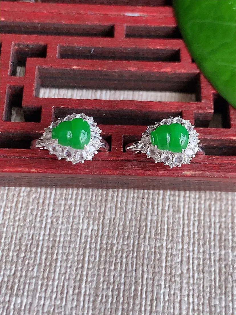 天然A货翡翠18K金伴钻镶嵌阳绿葫芦耳坠 尺寸5.4×4.4mm 重量2.58g 0606
