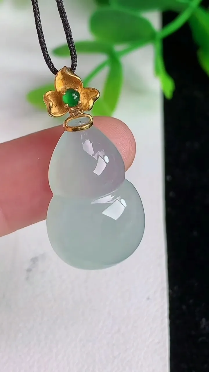 天然A货翡翠葫芦吊坠 ，尺寸21.8-14.6-5.2，重量:3.70g
6月8日
