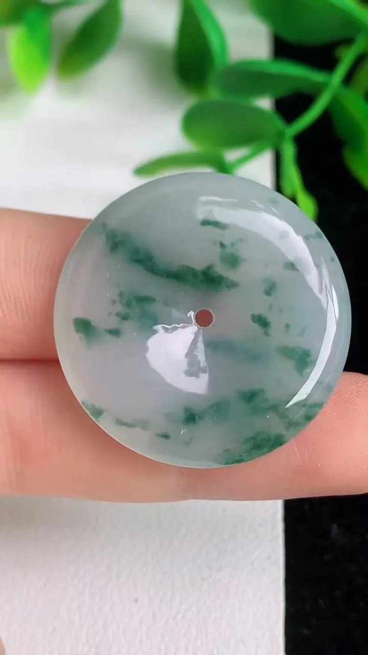 天然A货翡翠冰种飘花平安扣吊坠，尺寸30.5-4.6，重:9.20g
6月8日