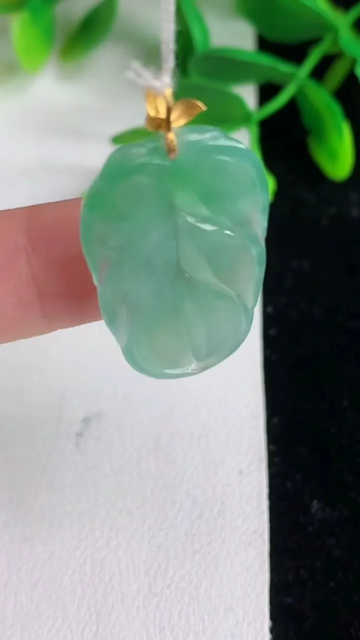 天然A货翡翠金枝玉叶叶子吊坠，尺寸29.7-17.8-4，重量:4.10g
6月8日