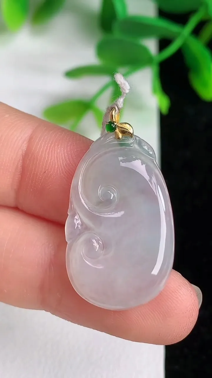 天然A货翡翠飘花如意吊坠 ，尺寸26-16.3-2.6，重量:2.54g
6月8日