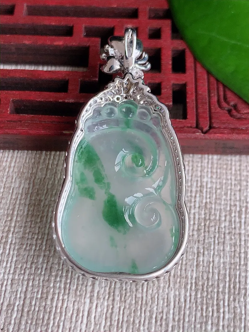 天然A货翡翠18K金伴飘花如意吊坠尺寸42.6×20.8×7.6裸石28.4×18.5m量6.38g