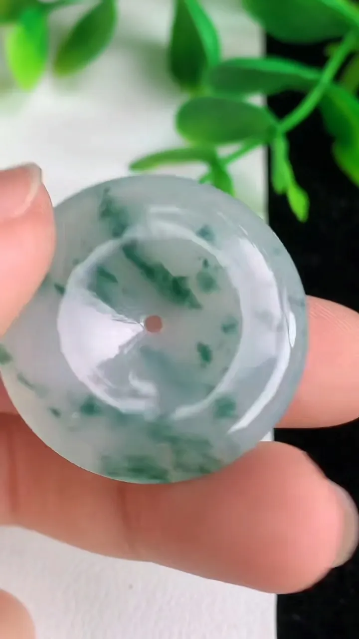 天然A货翡翠冰种飘花平安扣吊坠，尺寸30.5-4.6，重:9.20g
6月8日